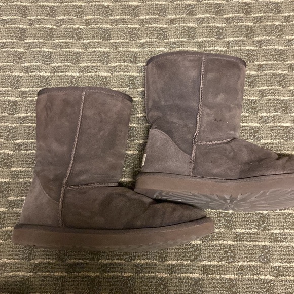 Brown UGGS. They are perfectly fine I just don’t wear them any more! - Picture 2 of 4
